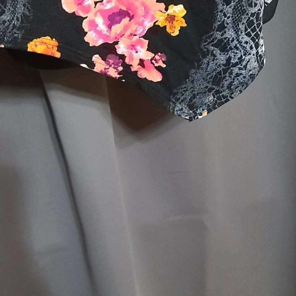 New Directions Soft Colorful Floral Blouse Size S - Picture 4 of 7